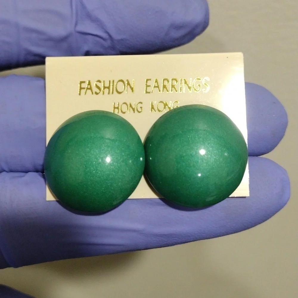 Retro 1980s Green Enameled Metal Dome Stud Earrings – Stylish Women's Jewelry